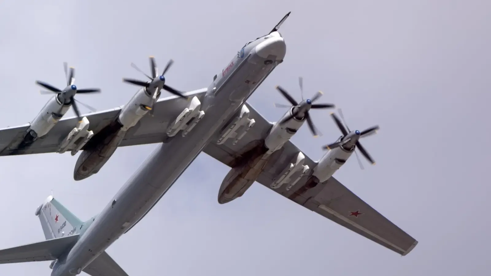 Украйна твърди, че е унищожила Ту-95 на летище "Енгелс"