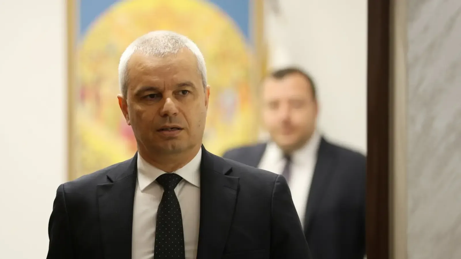 "Възраждане" поиска оставката на външния министър Велислава Петрова