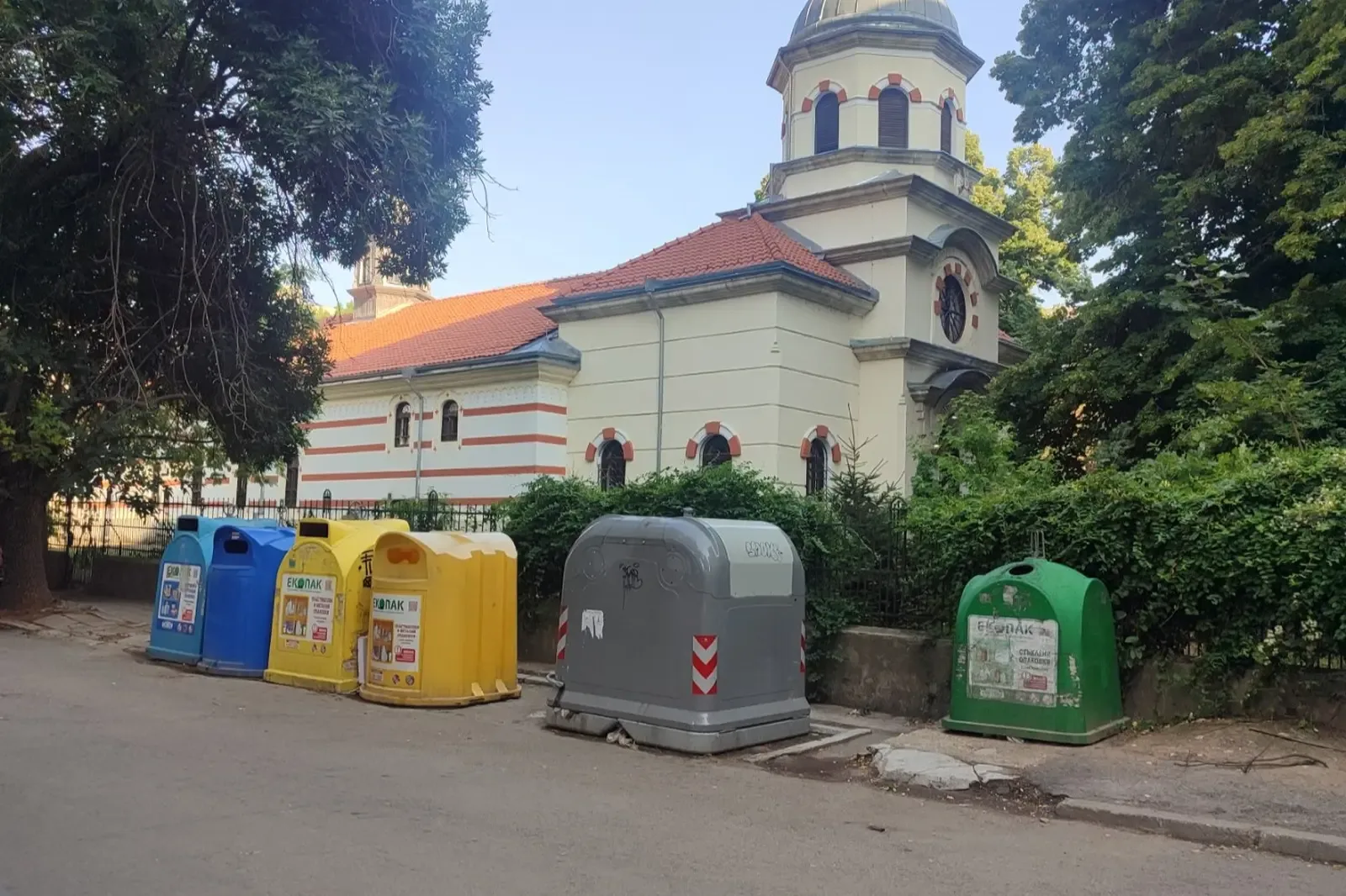 Временно местят контейнери край храм "Свети Георги" в Русе