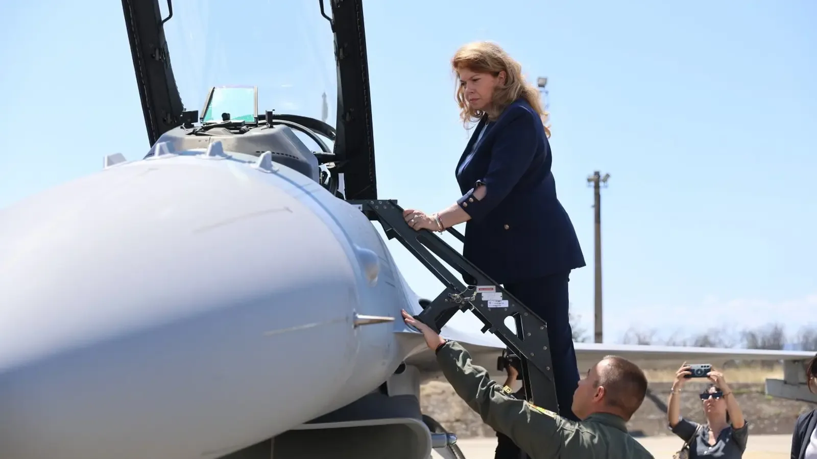 Йотова провери F-16 и модернизацията в "Граф Игнатиево"