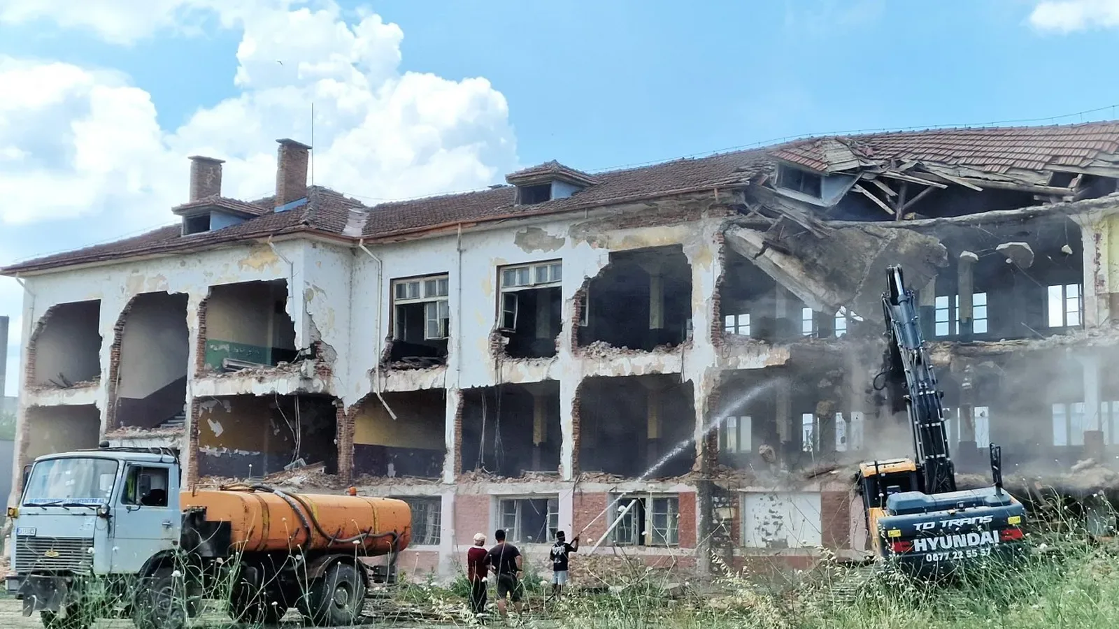 Започна събарянето на бившата казарма в Монтана