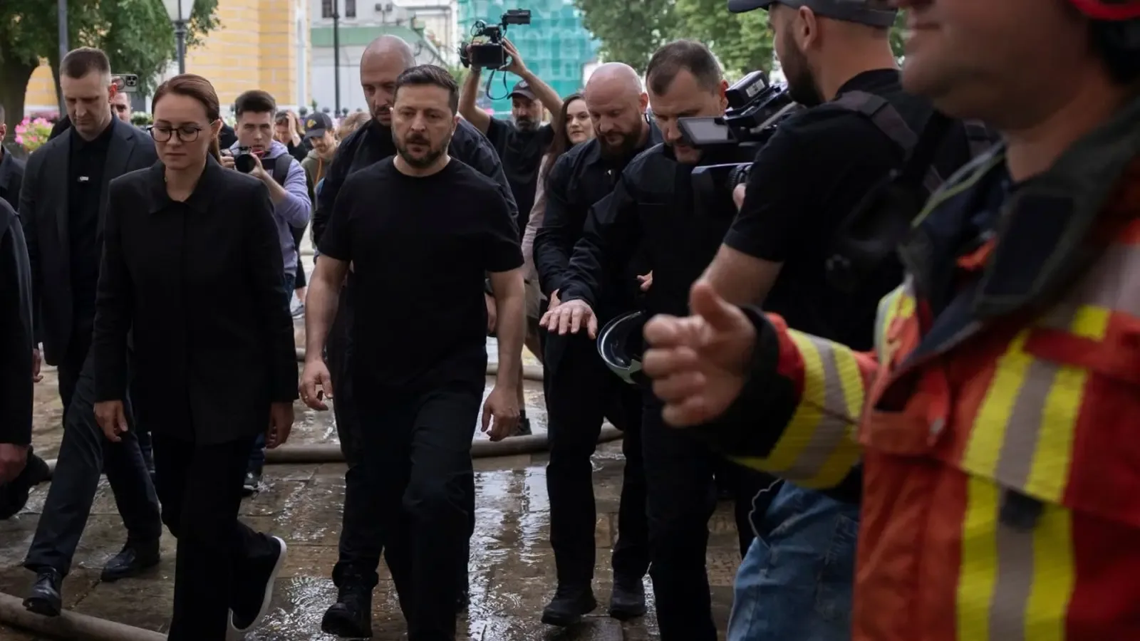 Зеленски сменя премиера на Украйна и подготвя нови рокади
