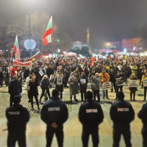 Граждани на протест в Русе с български знамена и плакати с призив за оставка