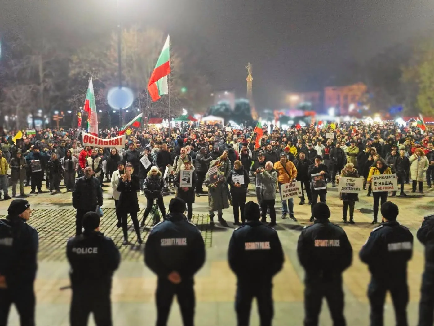 Граждани на протест в Русе с български знамена и плакати с призив за оставка