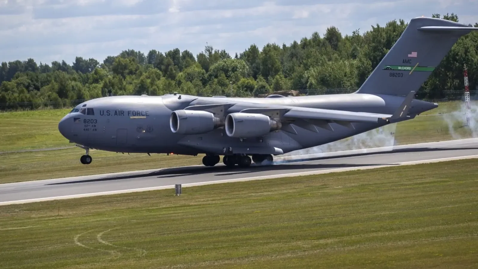 Американски C-17 и натовски хеликоптер зареждаха в Бургас и Горна Оряховица