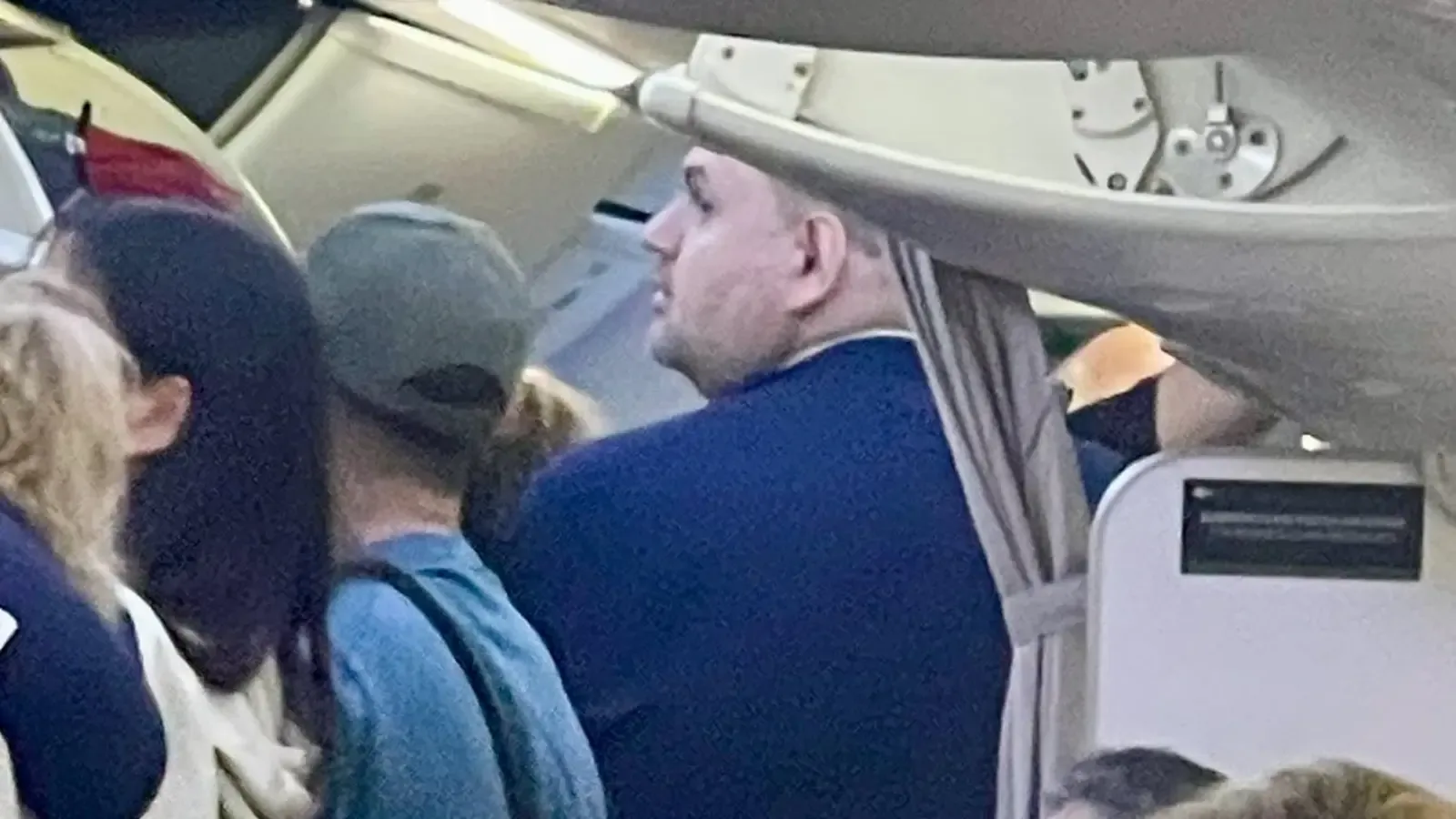 "Да, България" публикува снимки на Пеевски от полет на Turkish Airlines