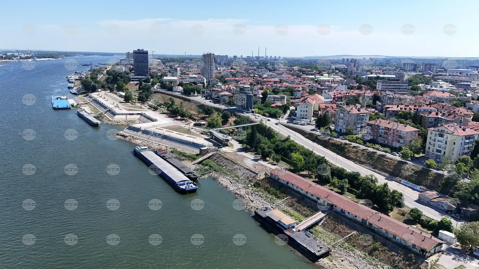 Дунав продължава да спада, ограниченията за плаване остават