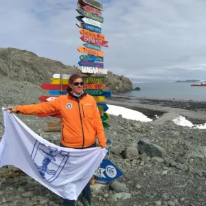 Две знамена на Русе се върнаха от Антарктида с печати от експедиции