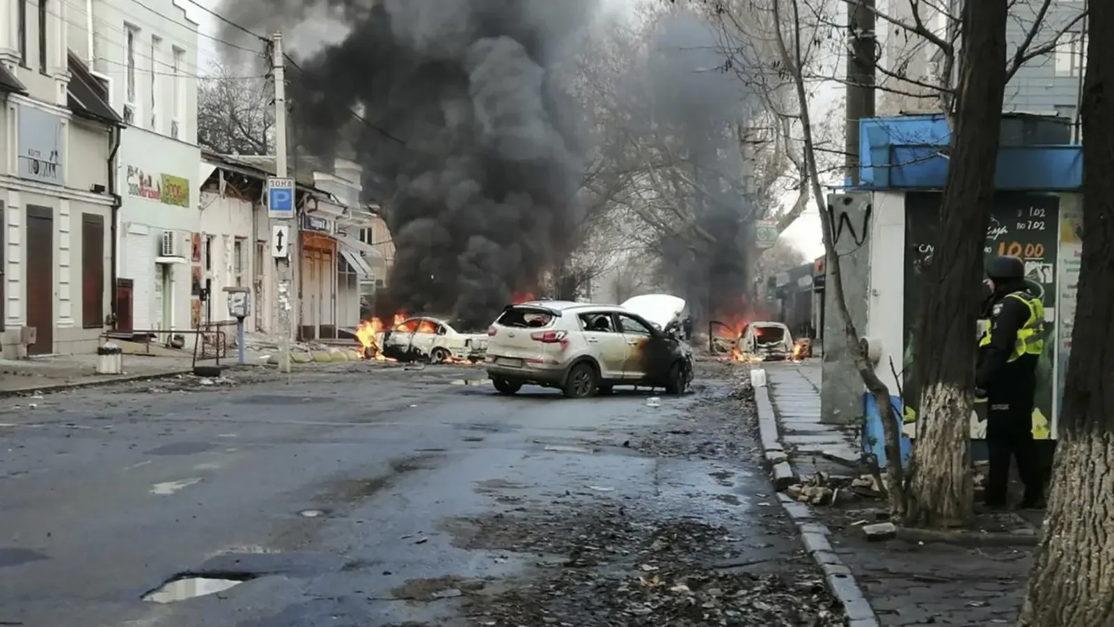Херсон призова жителите да се евакуират заради руски удари