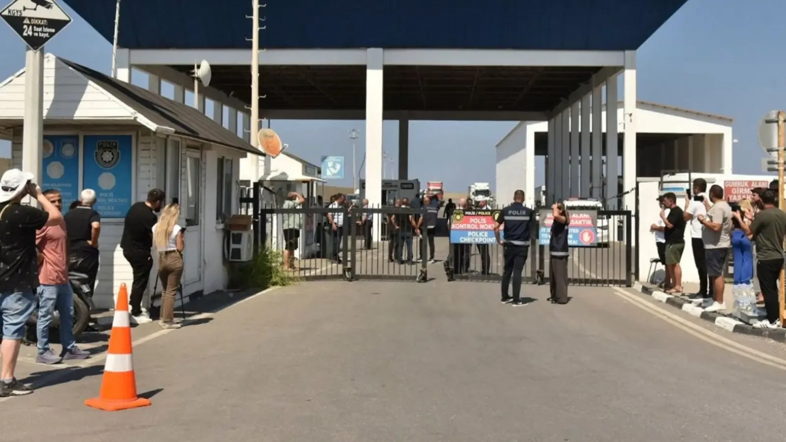 Катамаран с близо 300 души се преобърна край Кипър