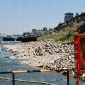 Кораб заседна край Белене заради ниските води на Дунав