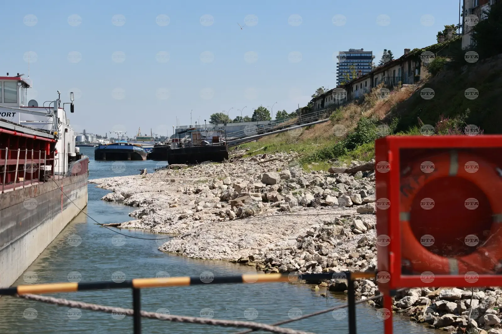 Кораб заседна край Белене заради ниските води на Дунав