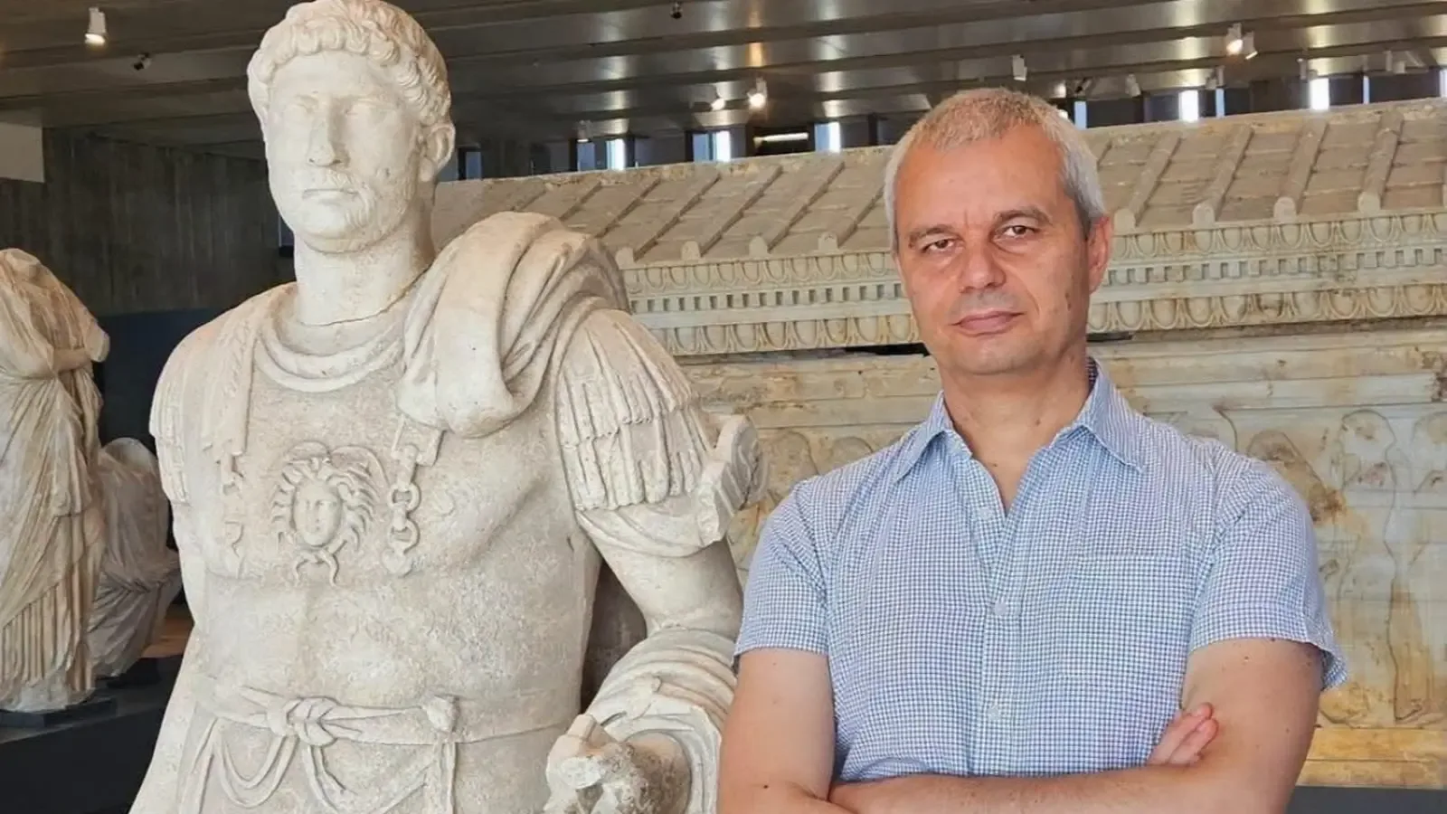 Костадинов обвини Радев, че застрашава сигурността на българите