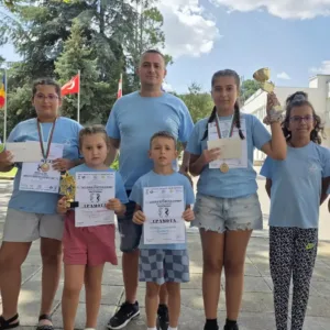 Млади шахматисти от Русе с купа и медали във Варна