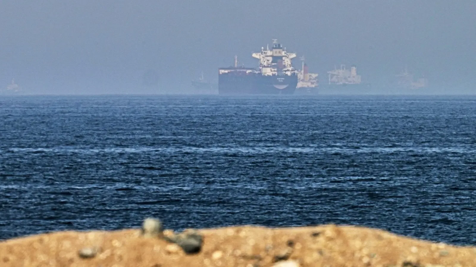 Нефтен разлив край Оман след взривове по танкер