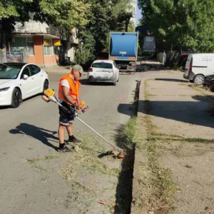 Общинските екипи продължават косенето на тревните площи в Русе