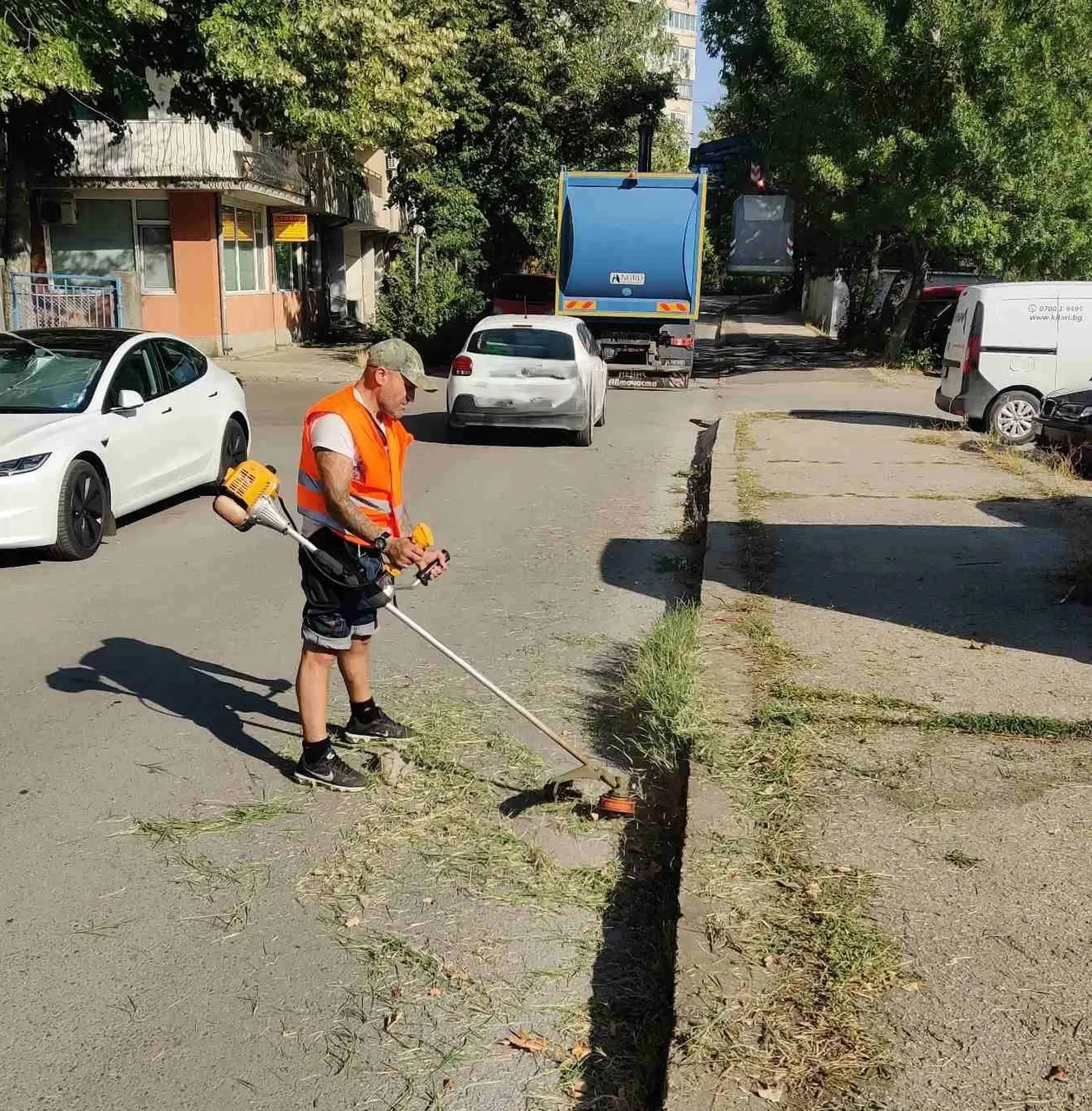 Общинските екипи продължават косенето на тревните площи в Русе