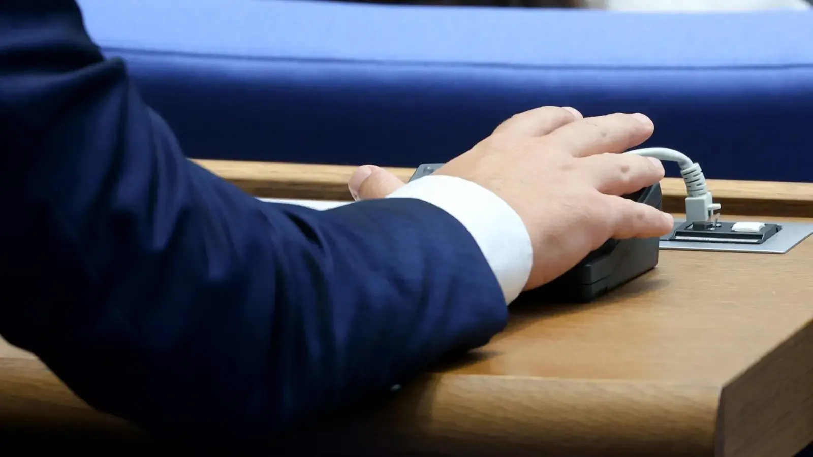 Парламентът ограничи стипендиите и таксите във висшето образование