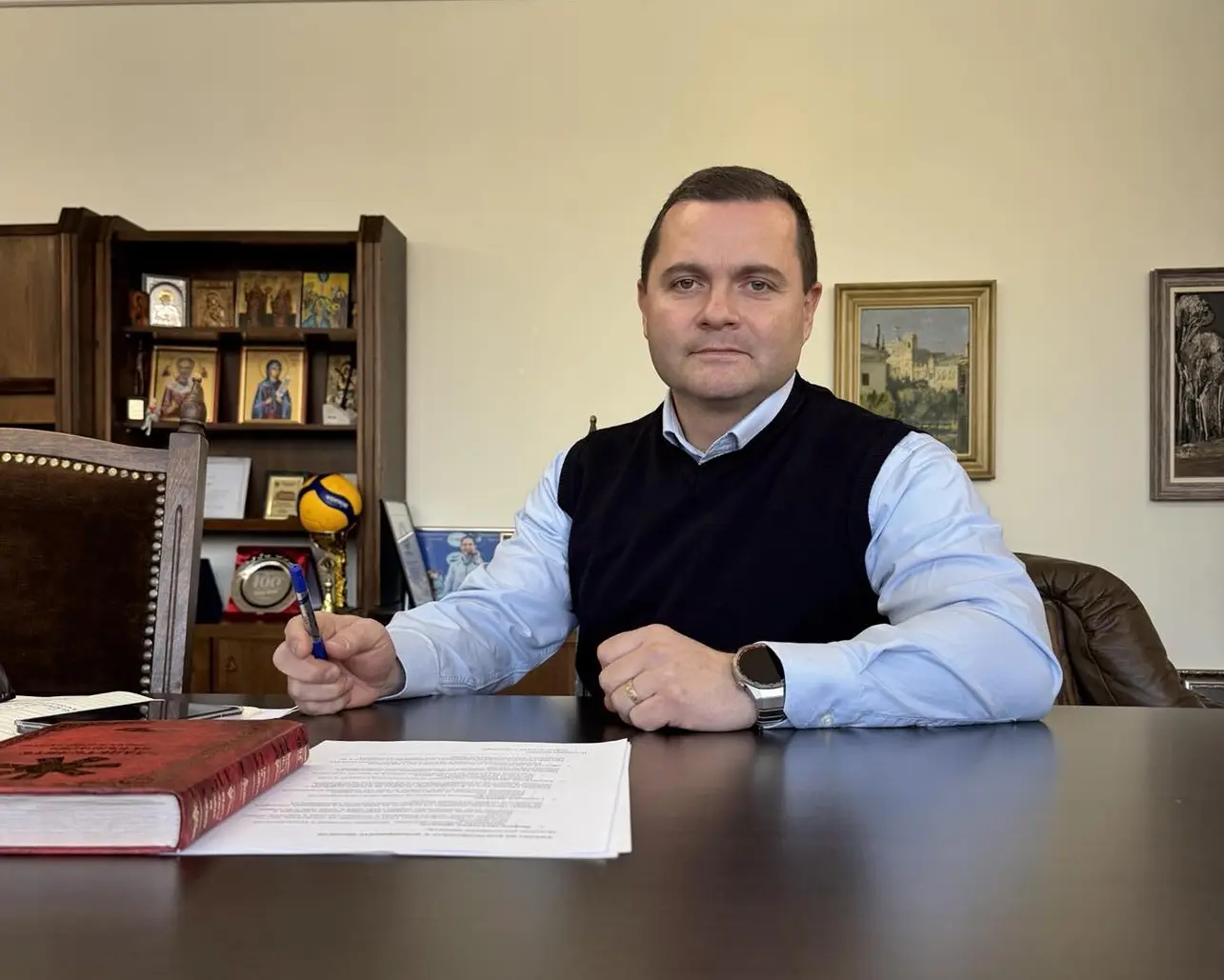 Кметът на Русе Пенчо Милков в служебния си кабинет