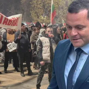 Пенчо Милков на фона на протест в Русе с плакати "Оставка"