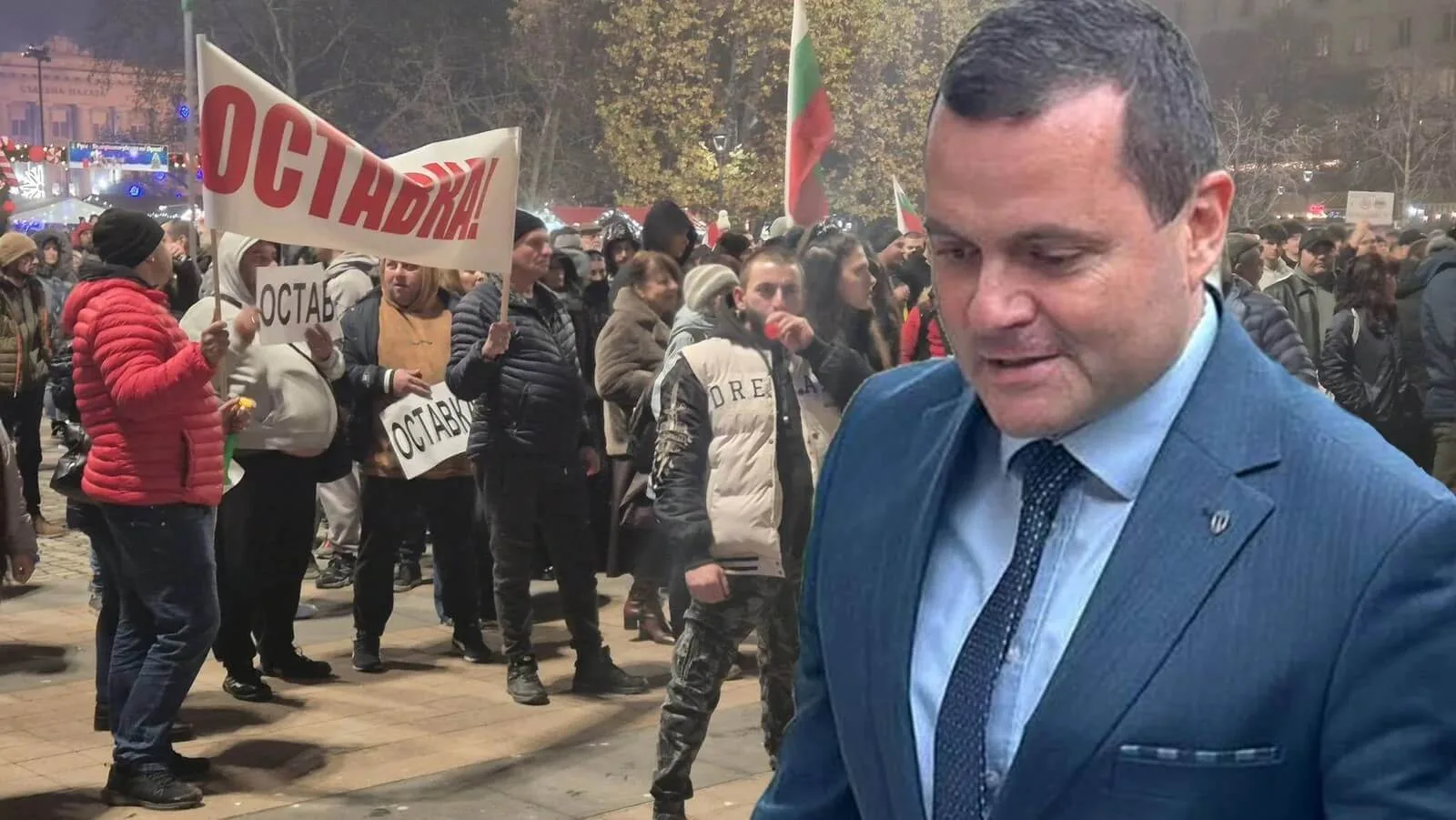 Пенчо Милков на фона на протест в Русе с плакати "Оставка"