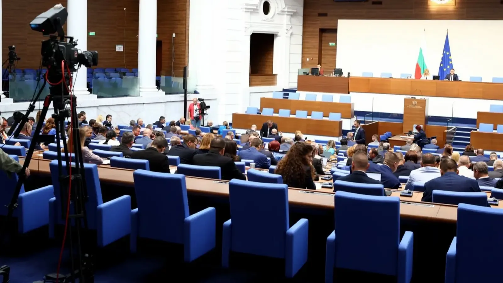 Правната комисия подхваща промените в Закона за държавния служител