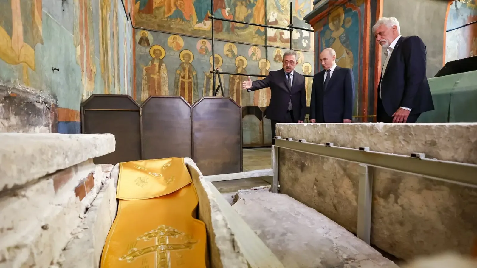Путин се поклони пред мощите на Дмитрий Донски в Кремъл