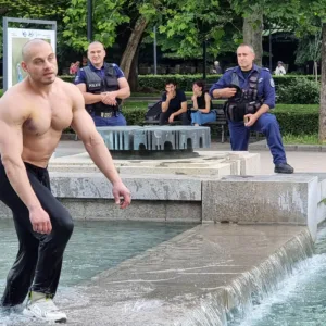 Мъж се разхлажда във фонтан в Русе в горещ летен ден