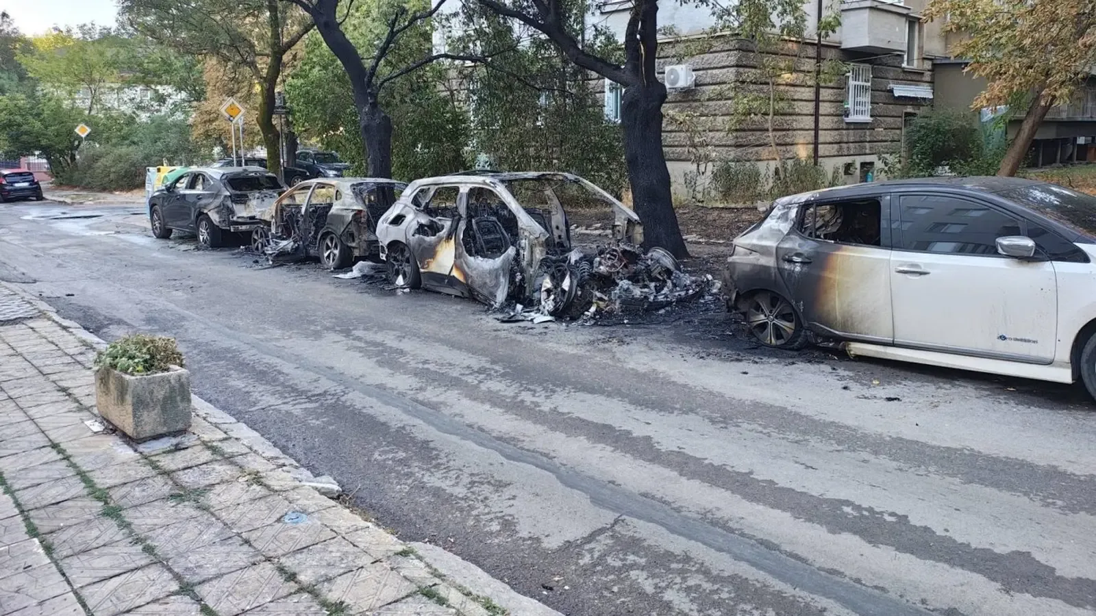 11 коли изгоряха в София през нощта, полицията проверява палеж
