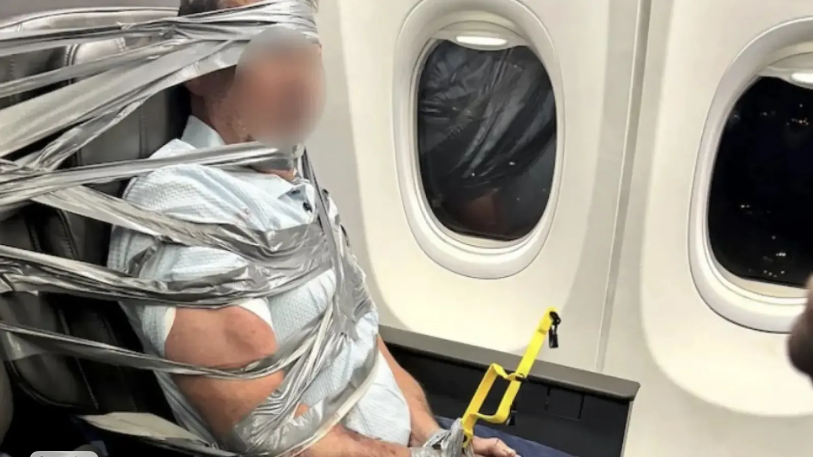 Агресивен пътник бе прикован към седалка на полет на American Airlines