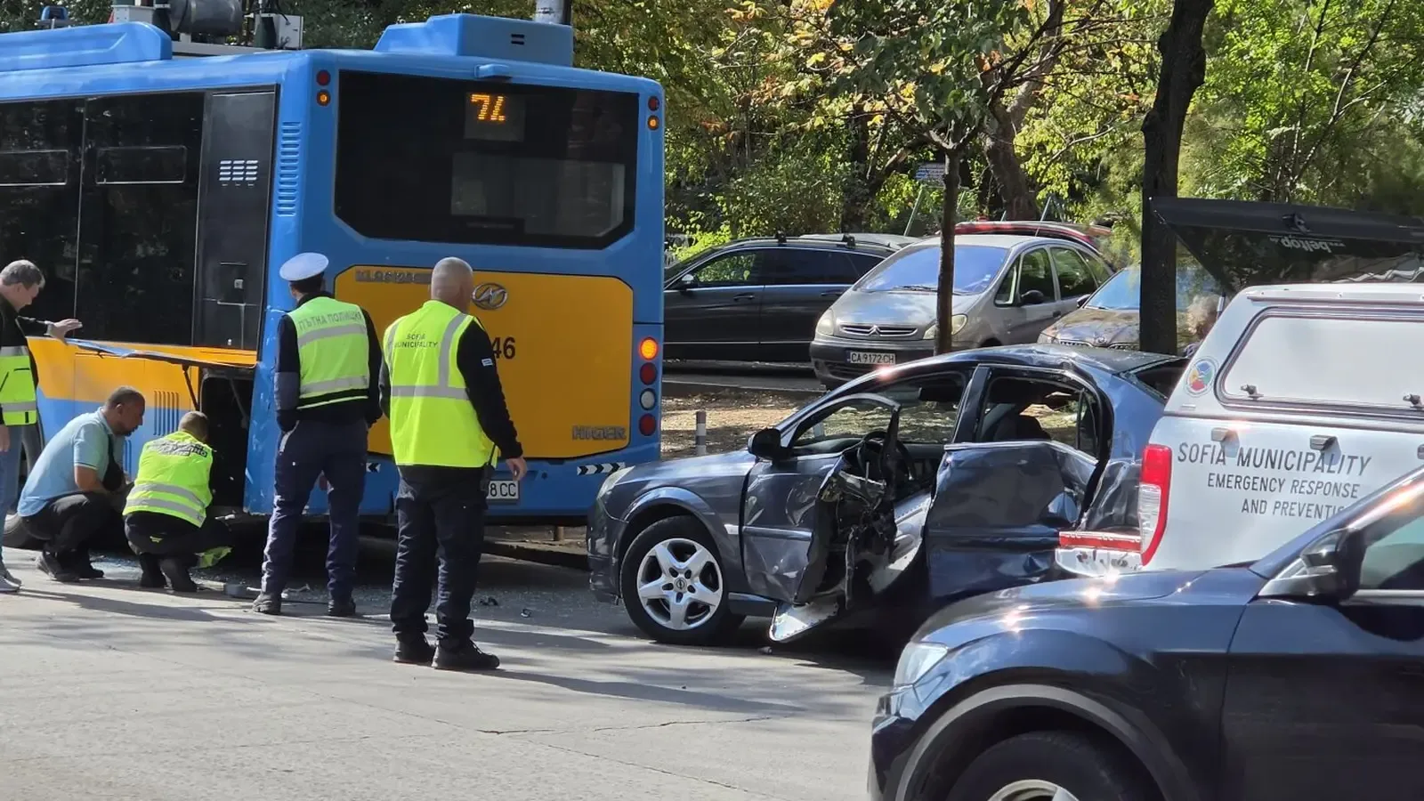 Две катастрофи блокираха бул. "Иван Гешов" в София