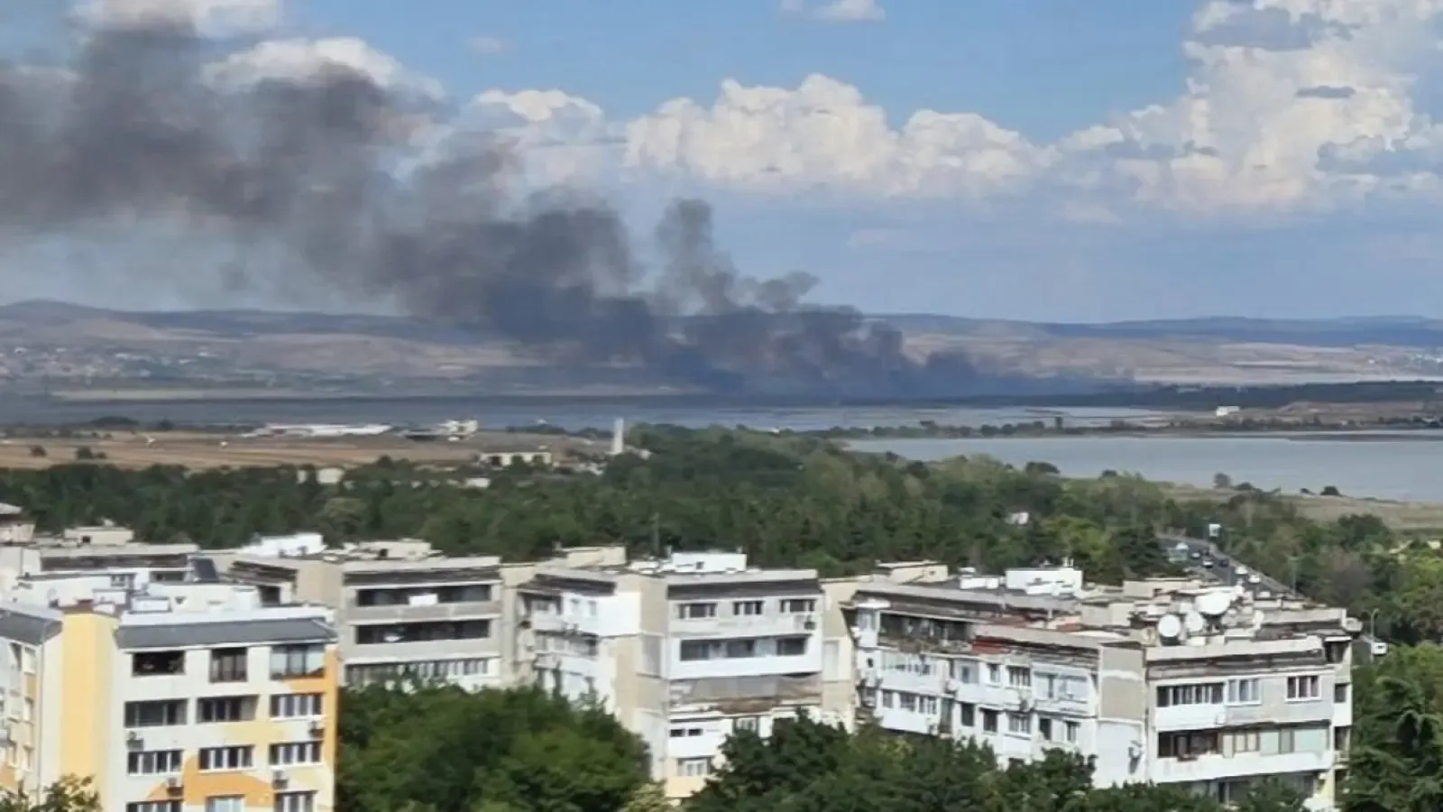 Голям пожар избухна край завод "Керамика" в Бургас