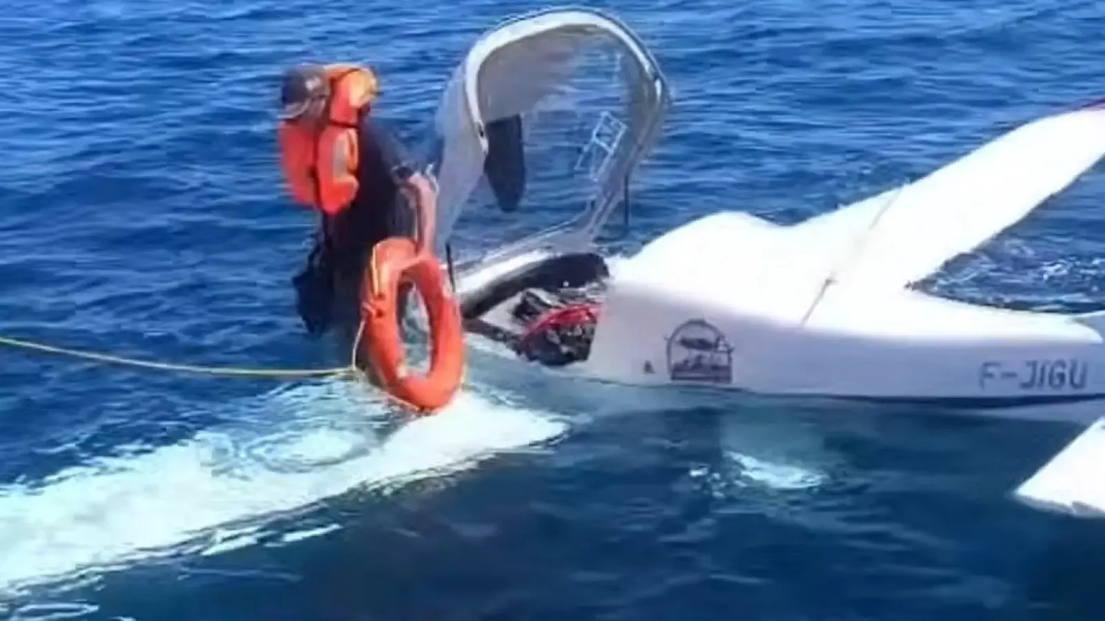 Малък самолет аварийно кацна в Черно море край Ризе