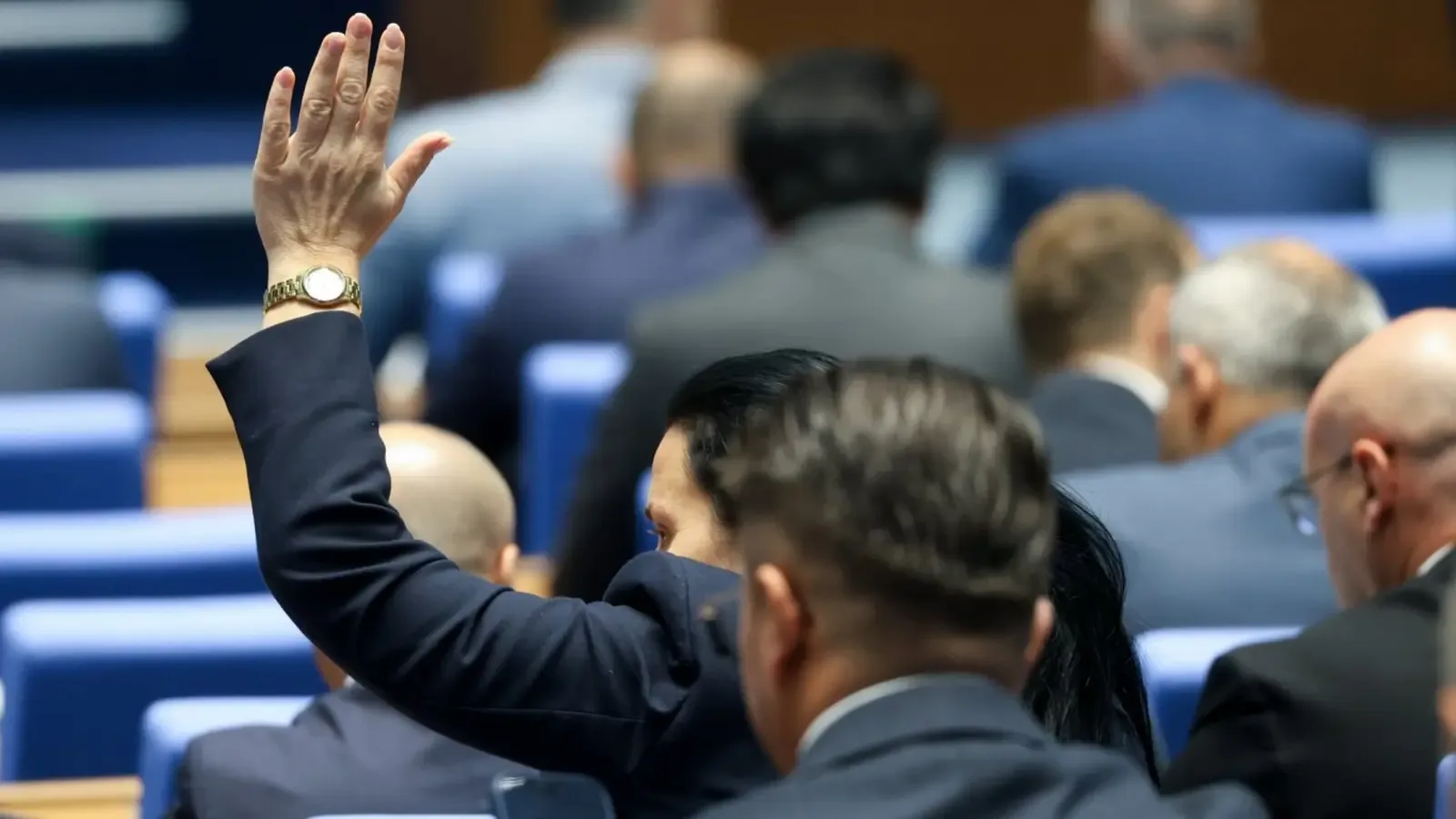 Мнозинството в парламента отхвърли всички предложения на опозицията