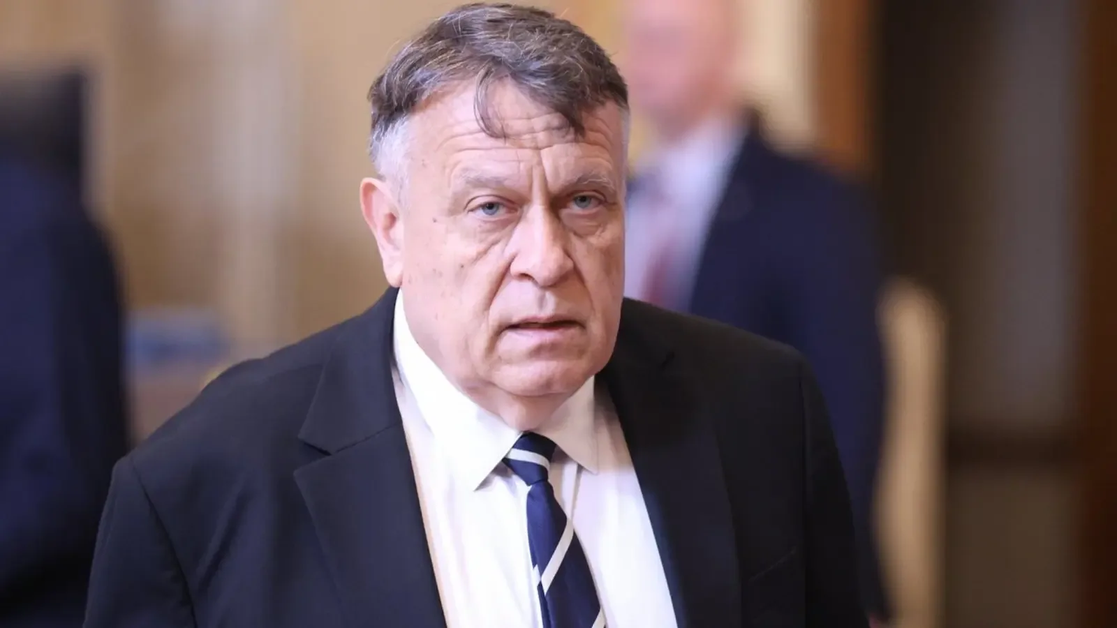 МОН готви мерки за по-строга дисциплина и нов модел на финансиране