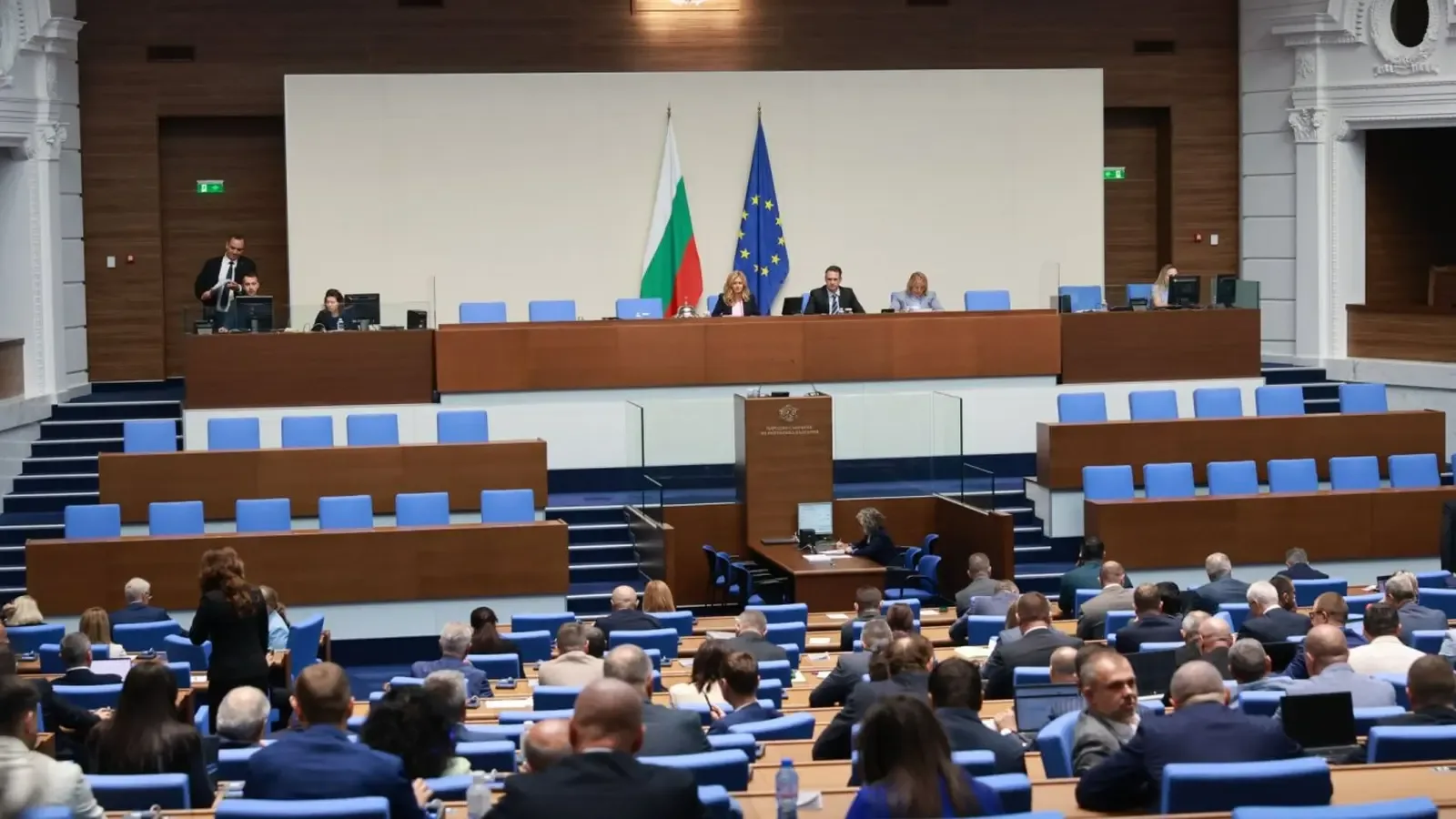 Парламентът обсъжда новия механизъм за минималната заплата