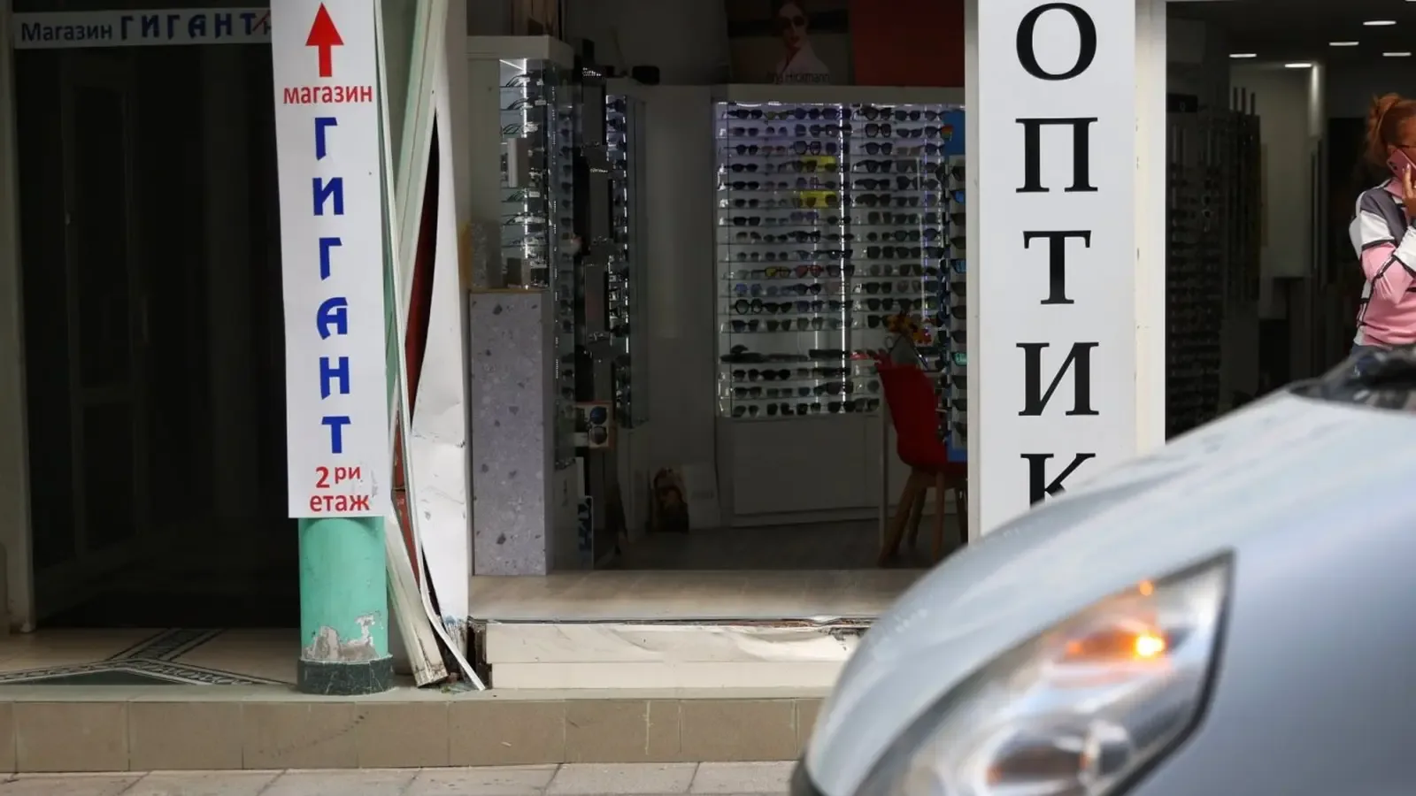 Патрулка се вряза в оптика в Бургас при преследване на издирван мъж