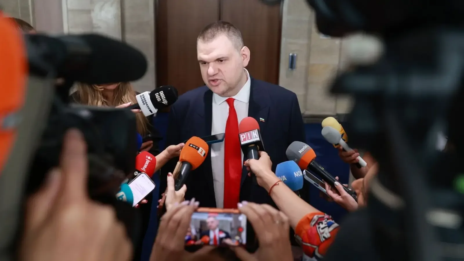 Пеевски отхвърли обвиненията за платени полети и заплаши с прокуратура