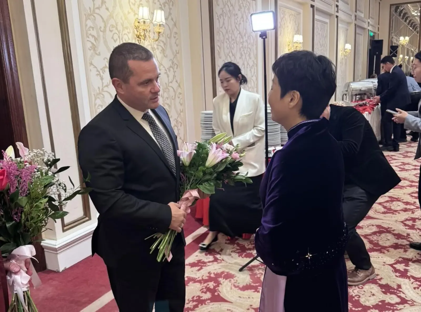 Пенчо Милков беше гост на приема за 77 години от Китайската народна република