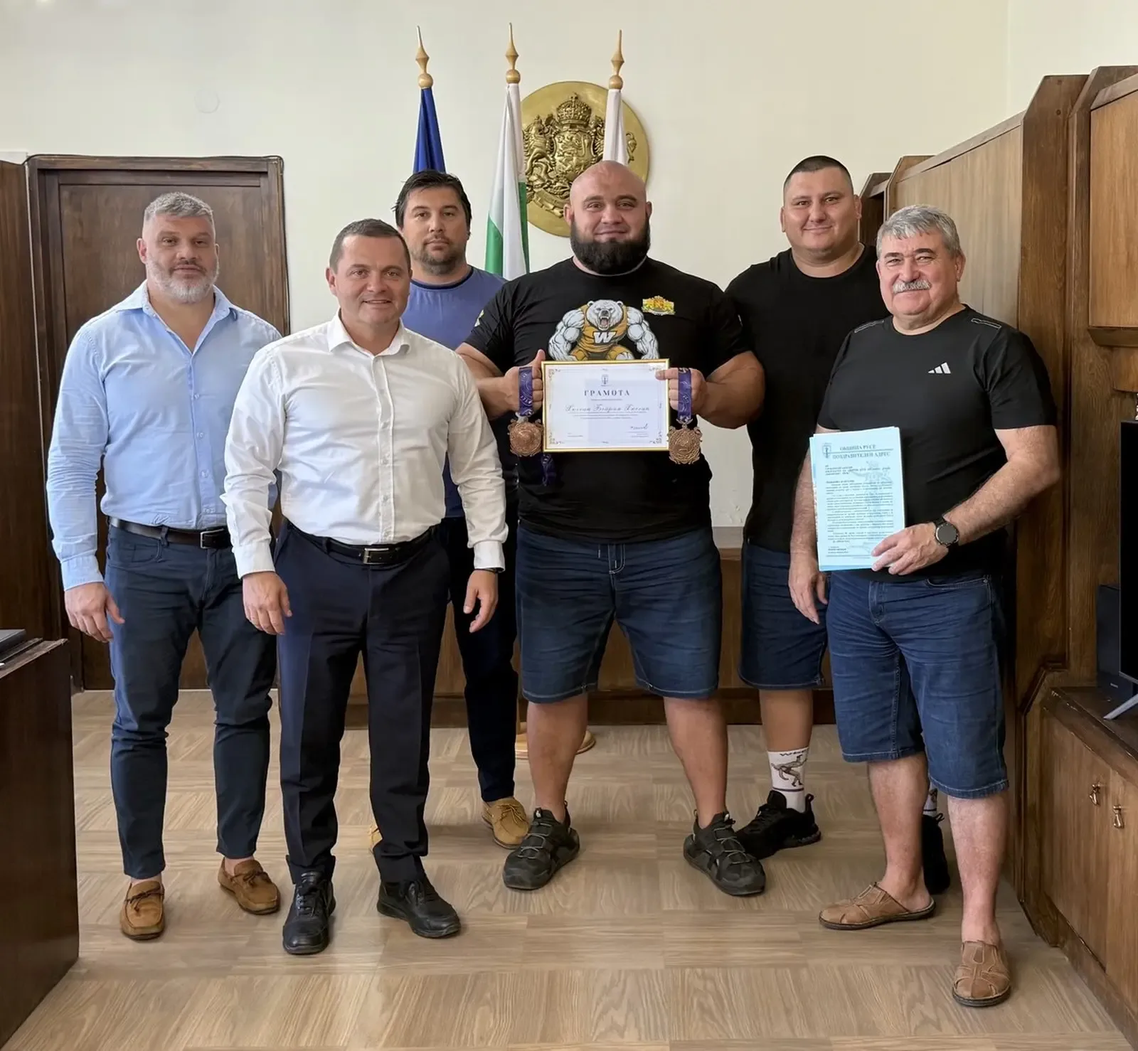 Пенчо Милков награди двукратния бронзов медалист Хюсеин Хюсеин
