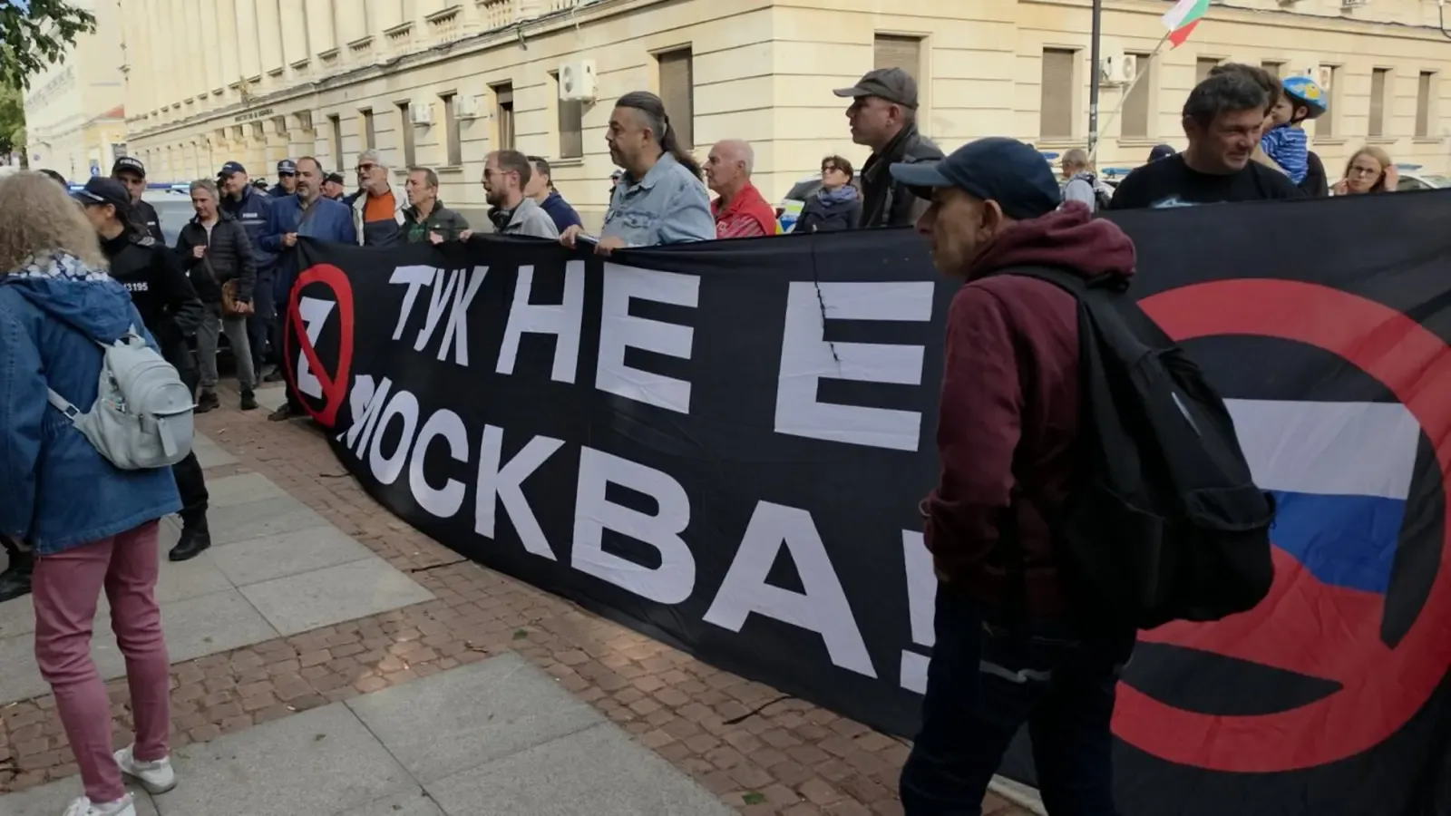 Протест спря неделното хоро пред Народния театър