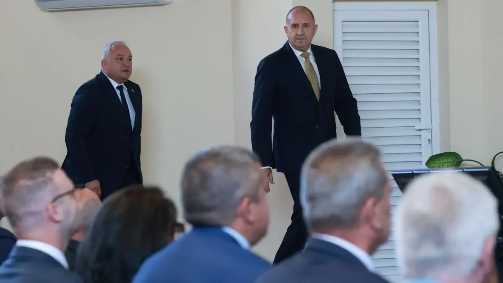 Радев поиска добре обучени и оборудвани полицаи за изборите