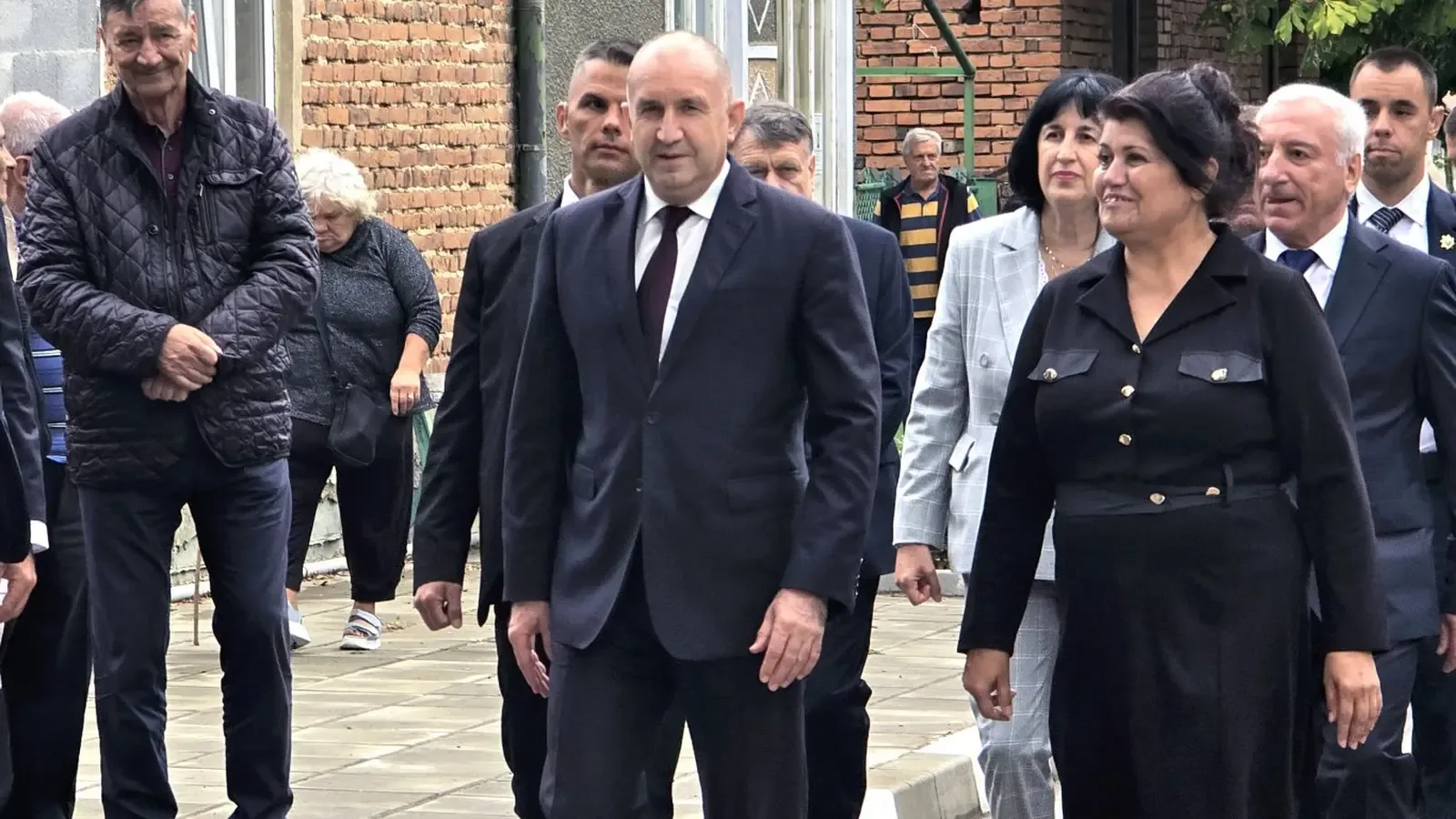 Радев в Раковица: има пари за ремонта на изгорялото училище