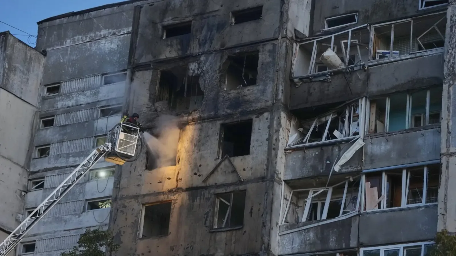 Руска атака по Киев рани 10 души, Украйна отвърна с удари в Русия