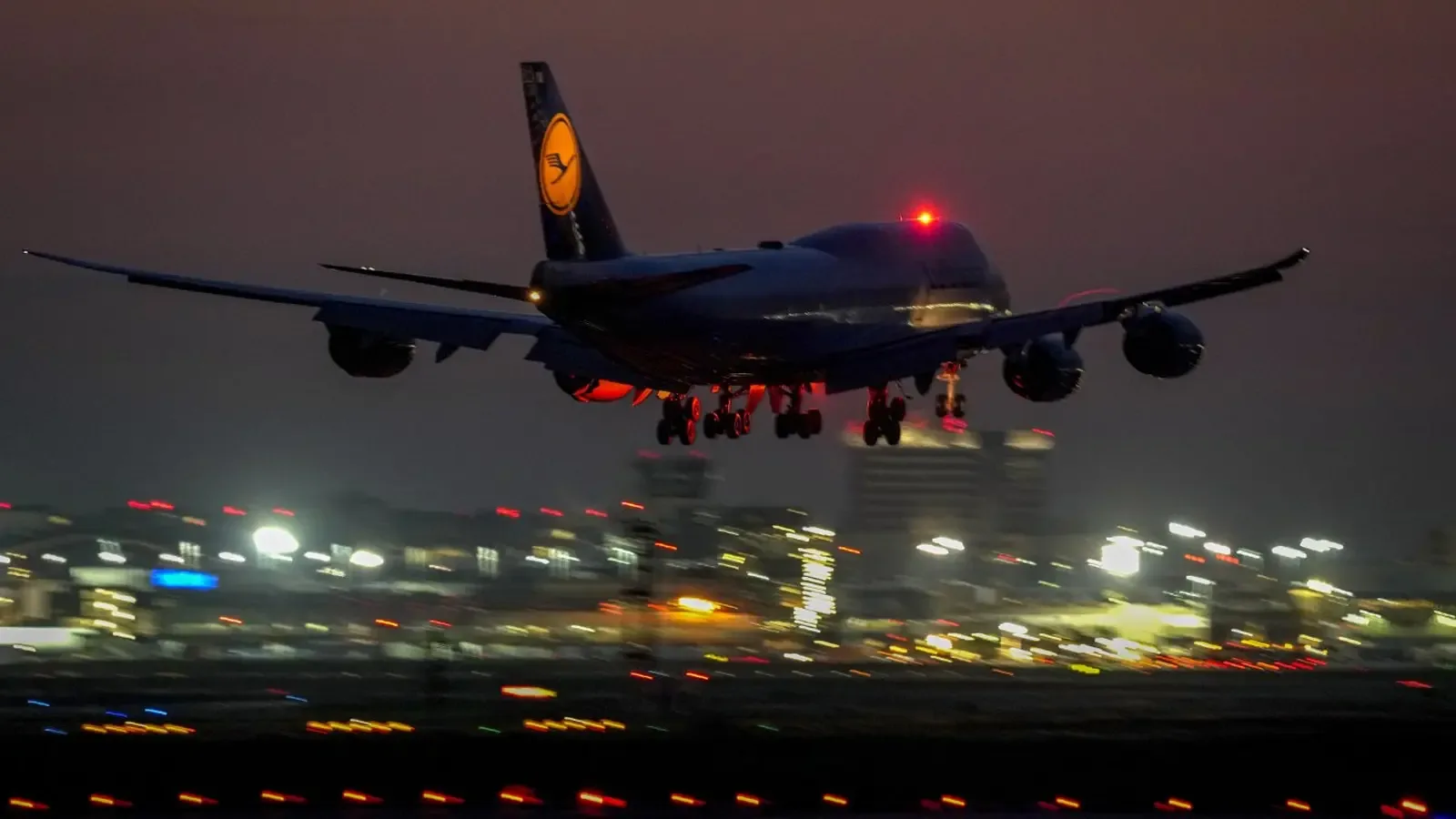 Самолет на Lufthansa кацна извънредно в Манчестър заради миризма в салона