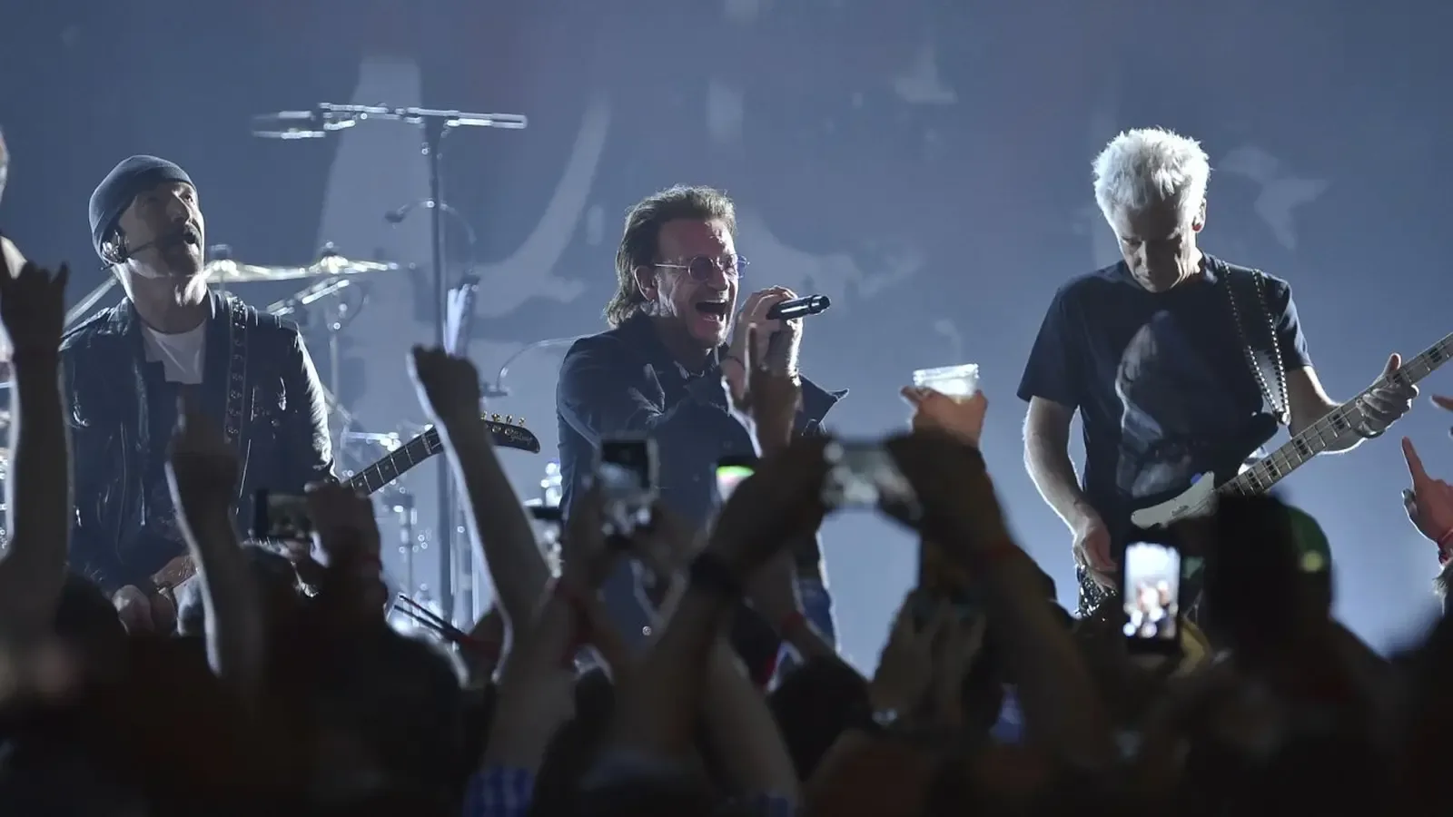 U2 отбеляза 50 години с таен концерт в училището си в Дъблин