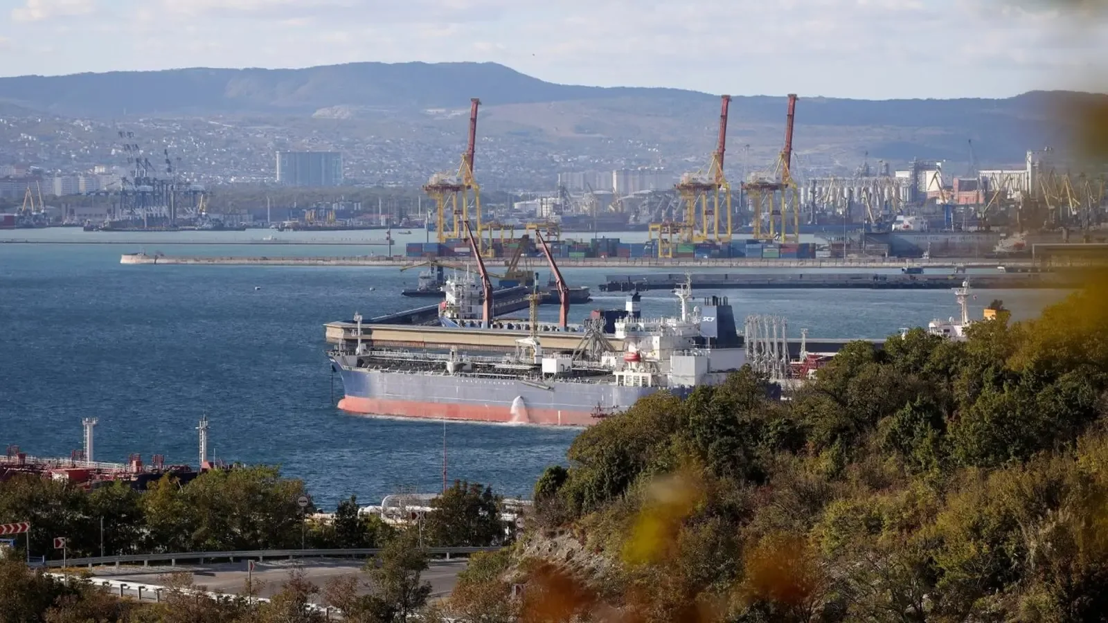 Украйна удари нефтен терминал в Новоросийск, Русия отвърна в Черно море