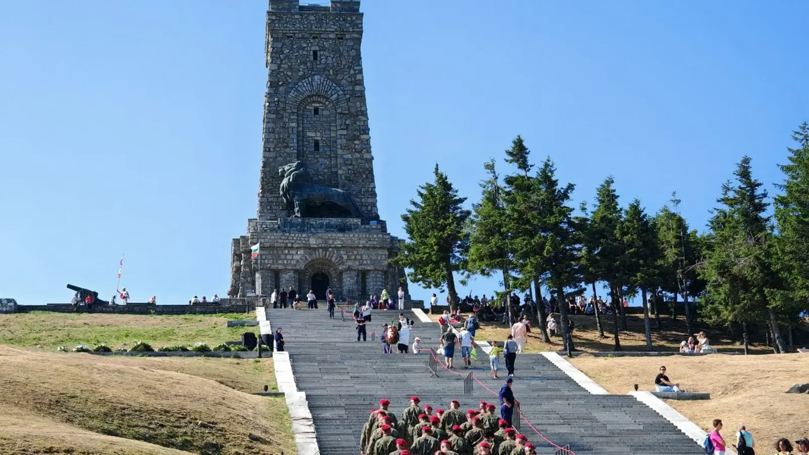 "Възраждане" поиска прекратяване на ремонта на Паметника на свободата