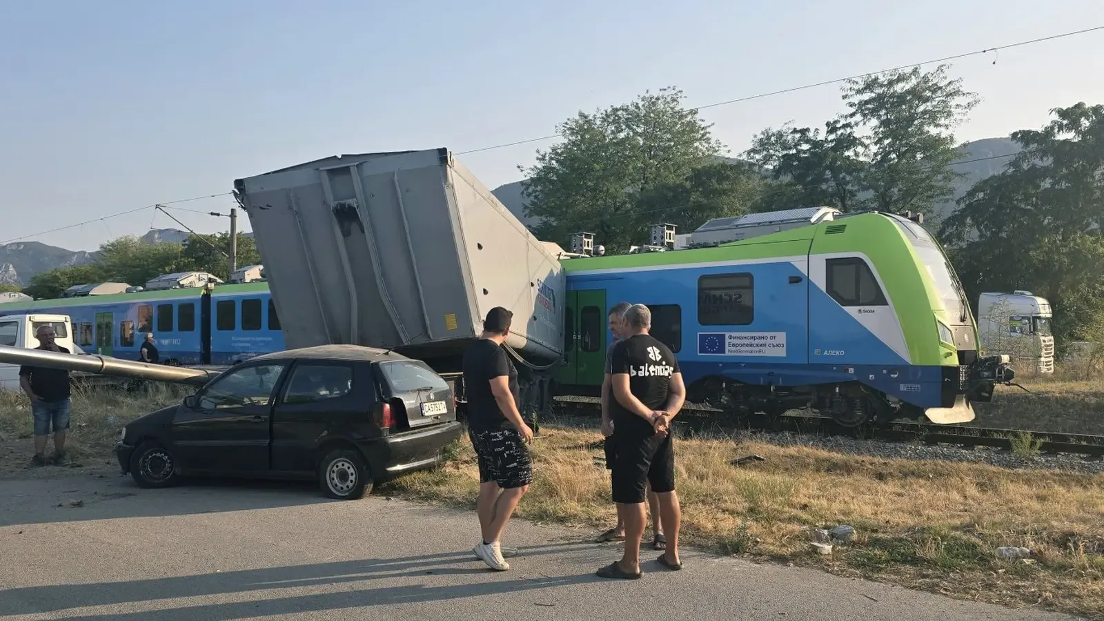 Влак удари тир на прелез във Враца, движението е спряно