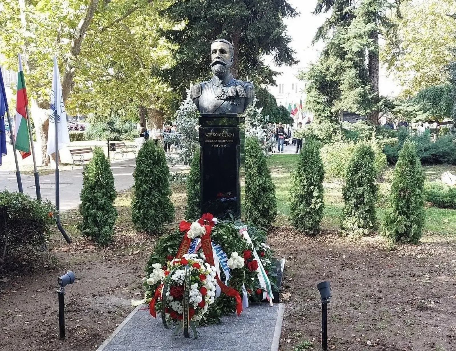 Йотова и Милков откриха в Русе бюст-паметник на княз Александър I